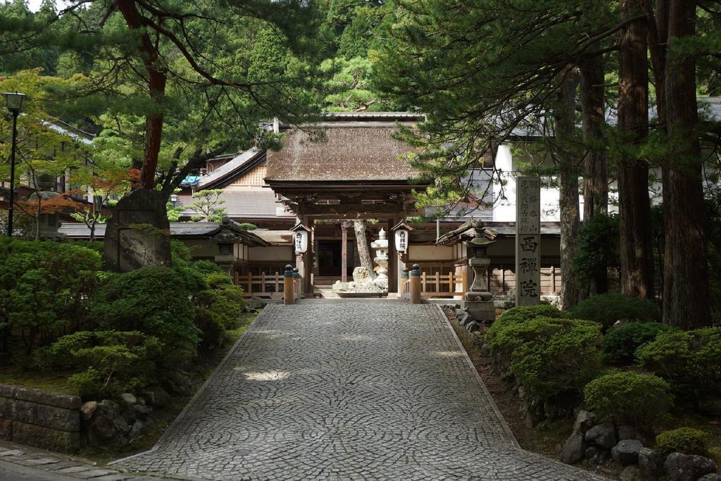 Отель Koyasan Shukubo Saizenin Экстерьер фото